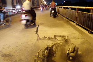 Hà Nội: Xe máy bốc cháy trơ khung trên cầu Chương Dương