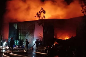Hỏa hoạn khổng lồ xuất hiện trong đêm, nhiều người phát hoảng