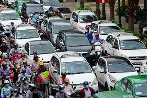 Kinh nghiệm lái xe ô tô lúc tắc đường trong thành phố cho lái mới