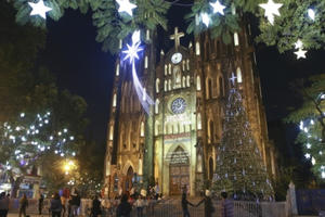 Nhà thờ ở Hà Nội lung linh trước đêm Giáng sinh