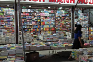 Bày bán sách lậu, Nhà sách Mạnh Hương bị xử phạt