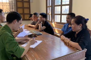 Bắt "ổ nhóm" nam nữ đánh bạc dưới hình thức cào tố ở Quảng Bình