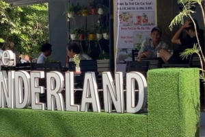 Phát hiện chủ quán cà phê mở đón khách bất chấp lệnh cấm phục vụ tại chỗ