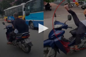 "Quái xế" U60 lái xe bằng chân bị phạt 8,25 triệu đồng