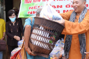 Tặng quà hỗ trợ đồng bào dân tộc S’tiêng chống dịch Covid-19 Tặng quà hỗ trợ đồng bào dân tộc S’tiêng chống dịch Covid-19