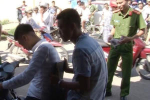 Huế: 2 tên cướp liều lĩnh xông vào quầy tạp hóa cướp laptop