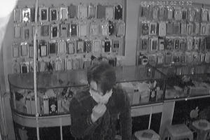 Ngay gần công an phường, cửa hàng điện thoại vẫn bị trộm “viếng thăm”