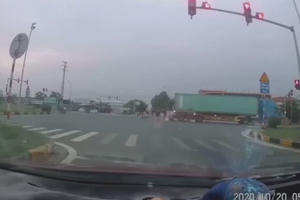 [Clip]: Cô gái vượt đèn đỏ, tông thẳng vào xe container bất tỉnh tại chỗ