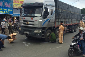TP HCM: Xe tải “nuốt“ xe máy vào gầm, 2 người thương vong
