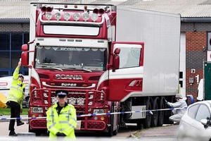 Cảnh sát Anh tiếp tục bắt xe tải nghi chở 15 người nhập cư trái phép