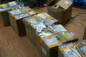 Phát hiện 11 bưu kiện thảo mộc khô nghi chứa chất ma túy