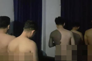 Bắt quả tang 33 người đàn ông đang quan hệ tình dục đồng tính