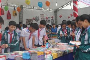 Học sinh hào hứng tham gia Hội sách Đất Tổ và Triển lãm ảnh nghệ thuật về quê hương Phú Thọ