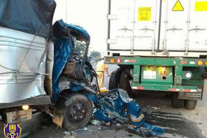 Cần tuân thủ tuyệt đối quy định giữ khoảng cách an toàn với xe đầu kéo, xe container