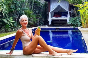 "Ngôi sao" 62 tuổi trên Instagram thường xuyên được thanh niên tán tỉnh