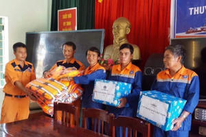 Ứng cứu thành công 3 ngư dân gặp nạn trên biển Bình Định