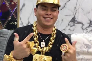 Thu giữ súng, kiếm, áo chống đạn và nhiều "hàng nóng" trong nhà Phúc XO