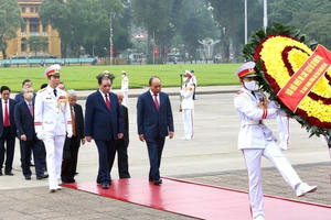 Lãnh đạo Đảng, Nhà nước viếng Lăng Bác nhân 45 năm thống nhất đất nước Lãnh đạo Đảng, Nhà nước viếng Lăng Bác nhân 45 năm thống nhất đất nước