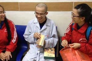 Sinh viên Bách Khoa bán trà đá góp tiền cứu bạn