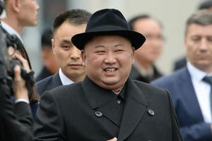 Lý do nhà lãnh đạo Triều Tiên Kim Jong-un đội mũ đen khi tới Nga Lý do nhà lãnh đạo Triều Tiên Kim Jong-un đội mũ đen khi tới Nga