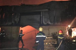 Lửa hoành hành hơn 2 tiếng tại xưởng giấy ở Bắc Giang, thiệt hại hàng tỷ đồng