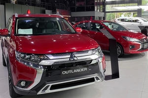 Khách Việt đua sắm ô tô dịp cuối năm, đại lý cắt bớt khuyến mại