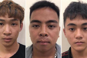 Giả mạo Cảnh sát hình sự, đánh người đi đường cướp tài sản