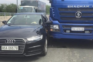 TP HCM: Xe "sang" va chạm với container, giao thông ùn tắc nghiêm trọng TP HCM: Xe "sang" va chạm với container, giao thông ùn tắc nghiêm trọng