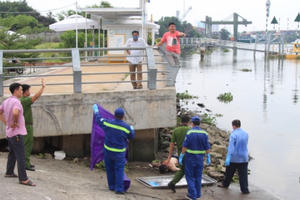 Phát hiện thi thể bảo vệ dân phố mất tích khi tắm sông Phát hiện thi thể bảo vệ dân phố mất tích khi tắm sông