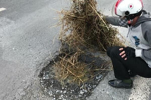 Lạnh người vì những 'ổ voi' trên quốc lộ 61, 61C