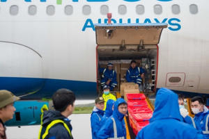 Chuyến bay đặc biệt của Bamboo Airways chở hàng cứu trợ hạ cánh miền Trung