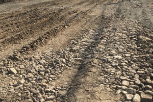 Đá sông rải trên tuyến đường đang thi công ở Ia Pa Đá sông rải trên tuyến đường đang thi công ở Ia Pa