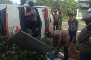 Đắk Tô-Kon Tum: Xe cấp cứu bị tai nạn khiến 5 người thương vong, 1 người chết