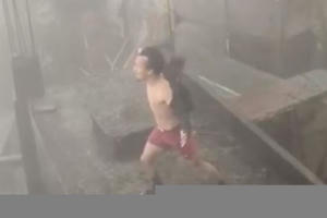 Sự thật bất ngờ về clip người đàn ông "vận công" đẩy lùi siêu bão số 9