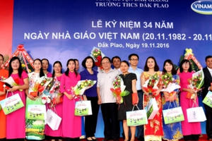 Vinamilk mang Sữa học đường đến với trẻ em Đắk Nông