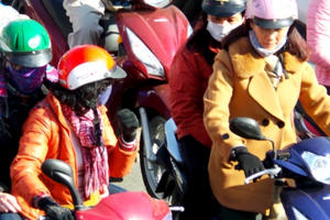 Hà Nội: Người dân co ro dưới "cái" nắng mùa đông