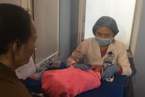 Giọt máu ở gót chân bé sơ sinh giúp phát hiện bệnh nan y