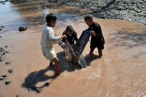 2 tỉ người trên thế giới uống nước ô nhiễm 2 tỉ người trên thế giới uống nước ô nhiễm