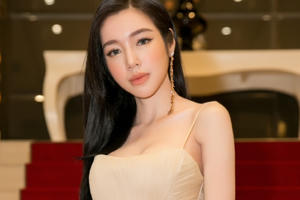 Thỉnh thoảng mới xuất hiện, Elly Trần diện váy cắt xẻ, khoe đường cong hút mắt thế này