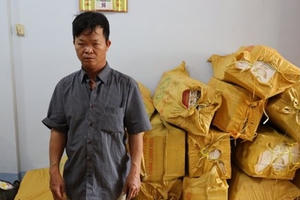 Tây Ninh: Bắt giữ đối tượng vận chuyển 12.000 gói thuốc lá lậu