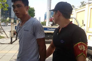 Bị 141 kiểm tra… vứt xe máy chạy thục mạng