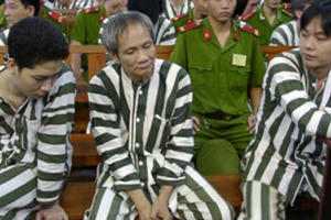 Kỳ 5: Năm Cam giăng “đạn bọc đường” hạ gục quan chức