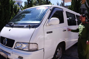 Lâm Đồng: Tài xế không chấp hành hiệu lệnh, kéo lê chiến sĩ công an hơn 100m