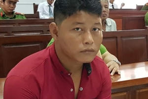 Bé gái 14 tuổi bị gã đồi bại hiếp dâm khi ngồi một mình trên bờ mương