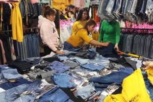 Công nhân tại các khu công nghiệp tỉnh Đồng Nai tranh thủ mua sắm Tết