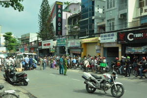 Người đàn ông chết thảm dưới bánh xe tải