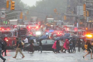 Trực thăng lao vào toà nhà cao 229m ở trung tâm New York, dân nháo nhào tưởng khủng bố như 11/9