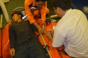 Đưa tàu cứu hộ cứu một ngư dân bị xuất huyết tiêu hóa ở Hoàng Sa