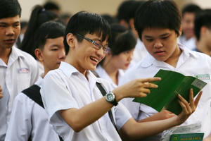 Tin nhanh ngày 2/6: Hàng chục nghìn thí sinh bước vào ngày thi đầu tiên tuyển sinh vào lớp 10