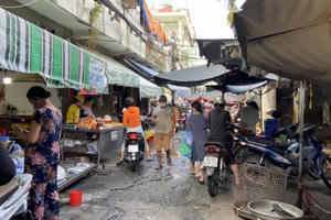 TP HCM ngưng hoạt động các chợ tự phát, dừng toàn bộ xe công nghệ, taxi, buýt